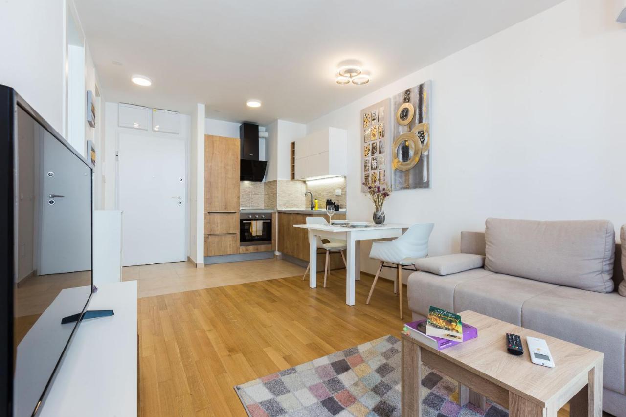 Tanja Modern With Balcony And Parking Garage