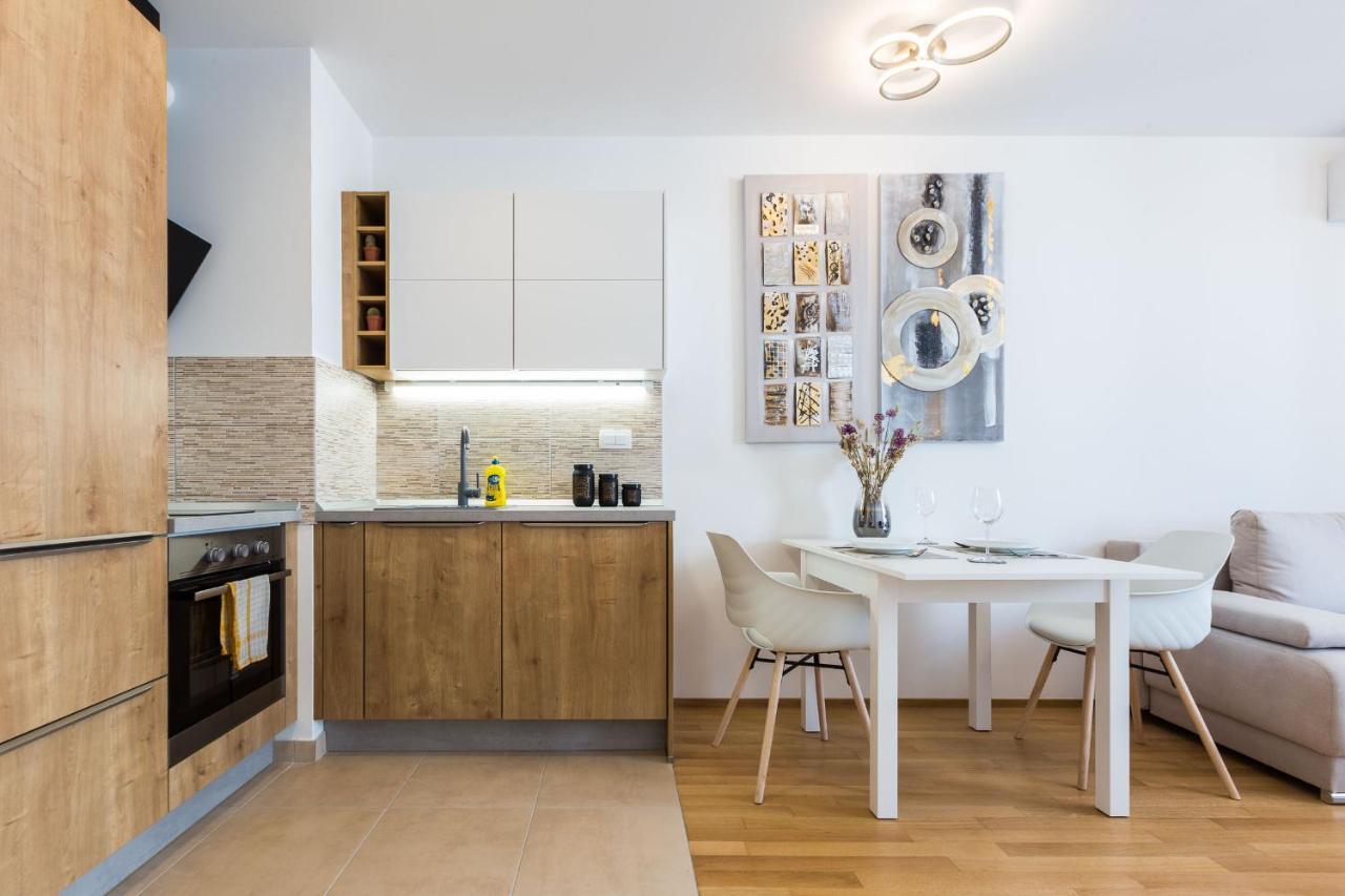 Tanja Modern With Balcony And Parking Garage