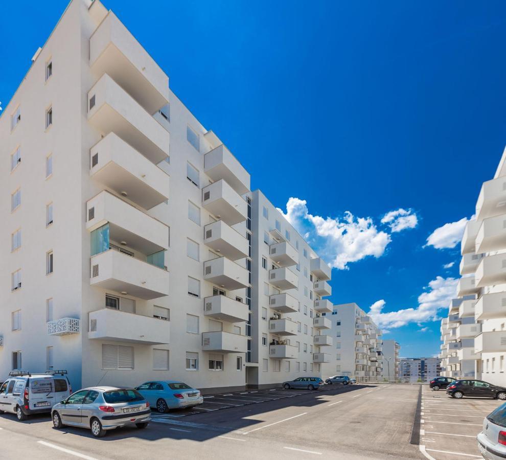 Apartment Tanja Modern With Balcony And Parking Garage