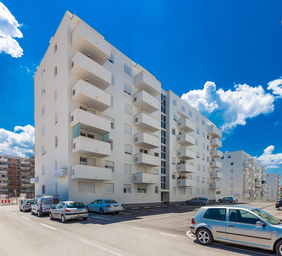Apartment Tanja Modern With Balcony And Parking Garage