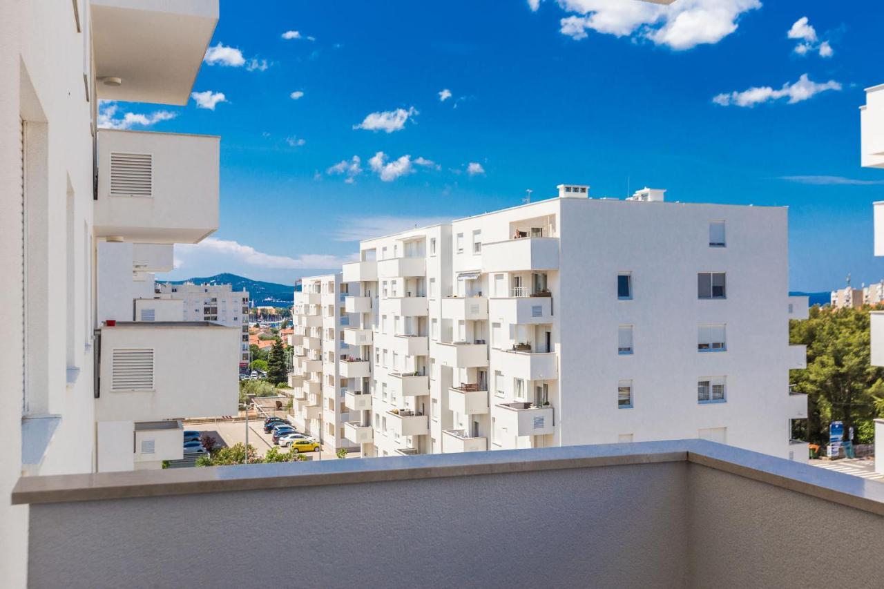 Tanja Modern With Balcony And Parking Garage